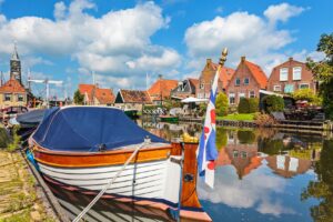 Fries dorpje met bootjes