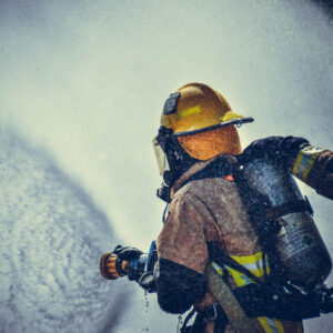 brandweerman bestrijd zakelijke brand